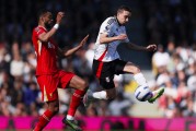 2-3大冷门！利物浦全队梦游：范迪克琼斯双双乌龙助攻 26轮不败终结